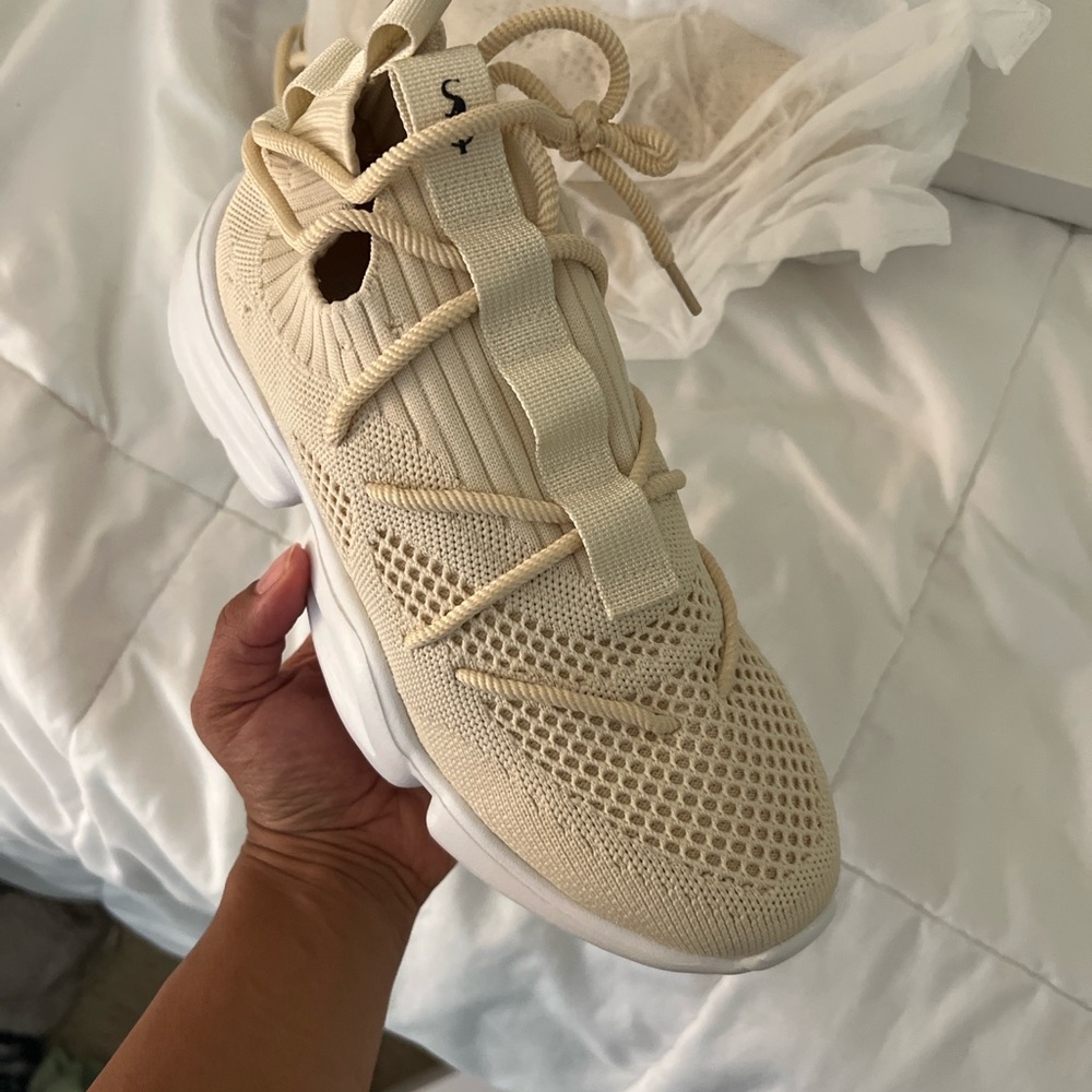 SIA COLLECTIVE CREAM* size 6. New. Production issue - no glow.